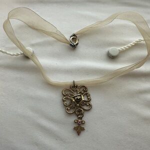 Ribbon necklace with pendant